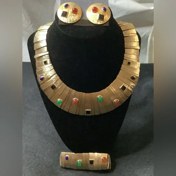 VINTAGE LES BERNARD Unsigned
Gold-Toned Egyptian Revival Jewelry Set NWOT - Picture 2 of 7